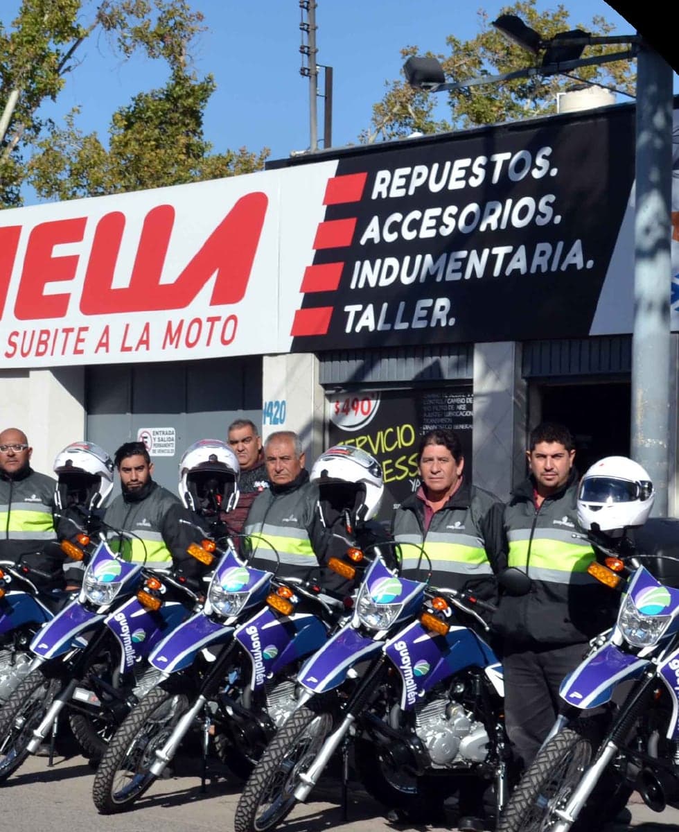 El local de Panella en 1996, con el equipo y la línea de motos